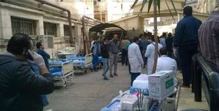 أطباء مستشفى الدمرداش أمام باب الطوارئ