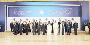 الرئيس عبدالفتاح السيسى يتوسط زعماء وملوك وقادة الدول والمنظمات الدولية المشاركة فى قمة السلام