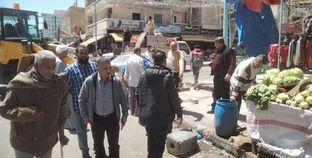 خلال حملة مجلس مدينة مرسي مطروح لإزالة الإشغالات والتعديات علي الشوارع وأمام المحلات وسط المدينة