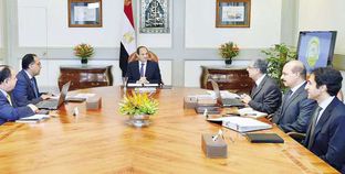الرئيس خلال اجتماعه مع رئيس الوزراء ووزيرى الكهرباء والمالية