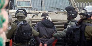 فلسطيني في قبضة قوات الاحتلال الإسرائيلي