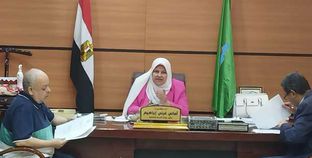 الدكتورة أماني قرني وكيل وزارة التربية والتعليم أثناء إصدار تعليمات الامتحانات