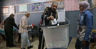 مواطن اثناء الإدلاء بصوتة في اليوم الاول للتصويت بالانتخابات الرئاسية
