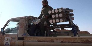أحد عناصر الجيش الليبي أثناء تجهيز مقصوفات صواريخ