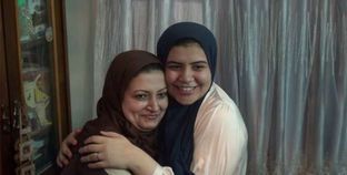 الطالبة روان أحمد عبدالمنعم مع والدتها