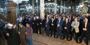 رئيس الوزراء خلال أداء صلاة الجمعة فى «الحسين»