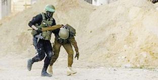 عنصر من «حماس» أثناء القبض على جندى إسرائيلى فى «طوفان الأقصى»
