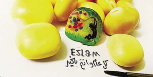 فن «المحشى»: «إسلام» يرسم وينحت على الباذنجان والأرز والبصل