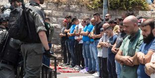 فلسطينيون يؤدون الصلاة خارج المسجد الأقصى