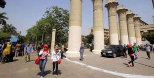 توافد الطلاب على جامعة عين شمس أمس