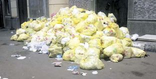 أكياس النفايات تحيط بمستشفيات الإسكندرية