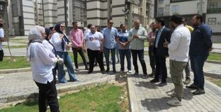 رئيس جهاز مدينة العبور الجديدة مع المواطنين للإعلان عن مبادرة شجرها