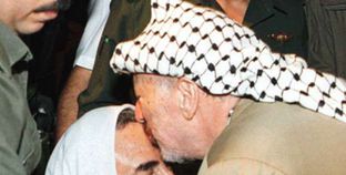 الزعيم الفلسطيني ياسر عرفات يقبل الشيخ أحمد ياسين مؤسس حركة "حماس" - أرشيفية