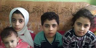 4 أطفال يخدمون والديهما المصابين بشلل وضمور - تصوير ماهر العطار