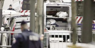 سيارات الإسعاف تحمل جثث ضحايا الهجمات «أ. ف. ب»
