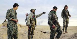 مقاتلون من قوات المعارضة السورية أثناء المعارك أمس «أ.ف.ب»