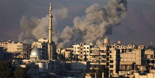 أعمدة الدخان تتصاعد من قصف أحد المواقع السورية «صورة أرشيفية»