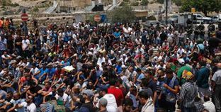 بالصور| الفسلطينيون يصلون حول "الأقصى" بعد منع قوات الاحتلال دخولهم