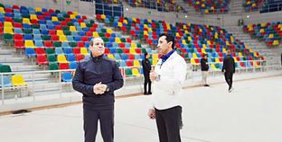 الرئيس «السيسى» ووزير الرياضة خلال تفقد الصالة المغطاة