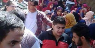 بالصور| حشود أمام منزل مدرس كيمياء في سوهاج للحصول على حصة تقوية