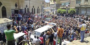 الآلاف يشاركون فى تشييع جثمان الشهيد باسم العربى