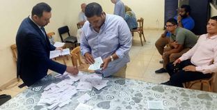عملية فرز أصوات الناخبين فى الجولة الأولى بانتخابات مجلس النواب فى الدقى
