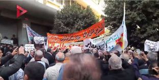 تظاهر العشرات من أصحاب المعاشات في ميدان طلعت حرب