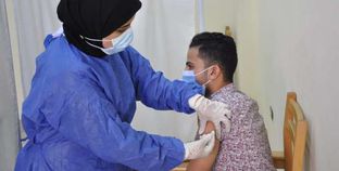 «الصحة» تواصل تطعيم المواطنين ضد فيروس «كورونا»