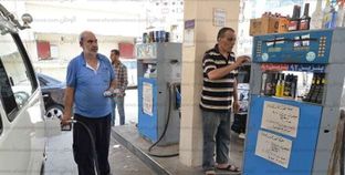 محطات الوقود قامت بإلصاق أسعار البنزين الجديدة لتعريف المواطنين بالقائمة الجديدة