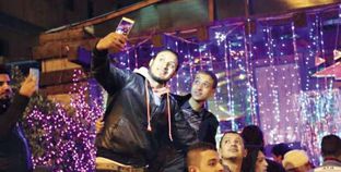 مواطنون يحتفلون بالعام الجديد فى شوارع مصر الجديدة