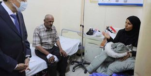 محافظ المنيا اللواء أسامة القاضي أثناء زيارته لمصابي غزة