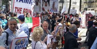 جانب من مظاهرات وفد الدبلوماسية الشعبية أمام سفارة قطر بباريس