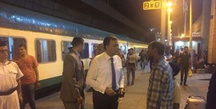 وزير النقل أثناء جولة تفقدية له بمحطات السكة الحديد صورة أرشيفية