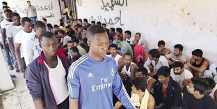 عدد من المهاجرين غير الشرعيين الذين أنقذهم خفر السواحل الليبى