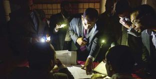 محامون يسلمون أوراق ترشحهم أثناء انقطاع الكهرباء