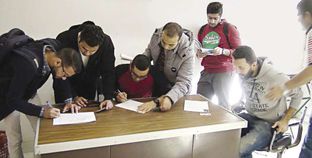 عدد من الطلاب أثناء تقديم أوراق ترشيحهم للانتخابات