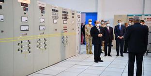 الرئيس السيسى يستمع لشرح حول إنتاج الكهرباء من المحطة