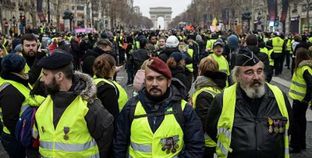 أصحاب السترات الصفراء يتظاهرون من جديد فى «باريس»