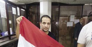 «مصطفى» يحمل علم مصر عقب إدلائه بصوته