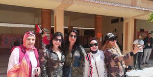 سيدات مدرسة «رشدى» يرتدين ملابس الجيش أثناء الإدلاء بأصواتهن