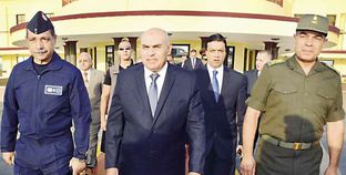 وزير الدفاع أثناء مغادرته إلى إسبانيا أمس وبجواره رئيس الأركان وقائد القوات الجوية