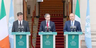 رؤساء وزراء إسبانيا وأيرلندا والنرويج خلال المؤتمر الصحفي