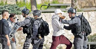 شباب فلسطينيون يتحدون جنود الاحتلال فى محيط المسجد الأقصى أمس «أ. ف. ب»