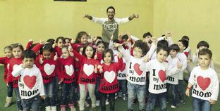 «شاهر» وسط مجموعة من الأطفال السوريين