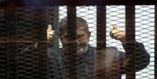 المعزول محمد مرسي داخل القفص