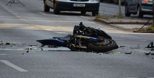 حادث تصادم بين دراجة نارية وسيارة ملاكي - أرشيفية