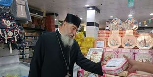 القمص يؤانس يحتفل بالمولد النبوي بتوزيع الحلوى