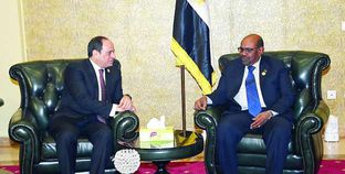 الرئيس عبدالفتاح السيسى ونظيره السودانى خلال لقائهما على هامش القمة