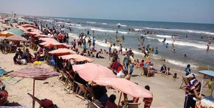 شاطئ مدينة جمصة يمتلئ بالزوار خلال أيام العيد