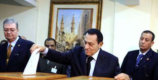 صورة أرشيفية لمبارك أثناء إدلائه بصوته في انتخابات سابقة